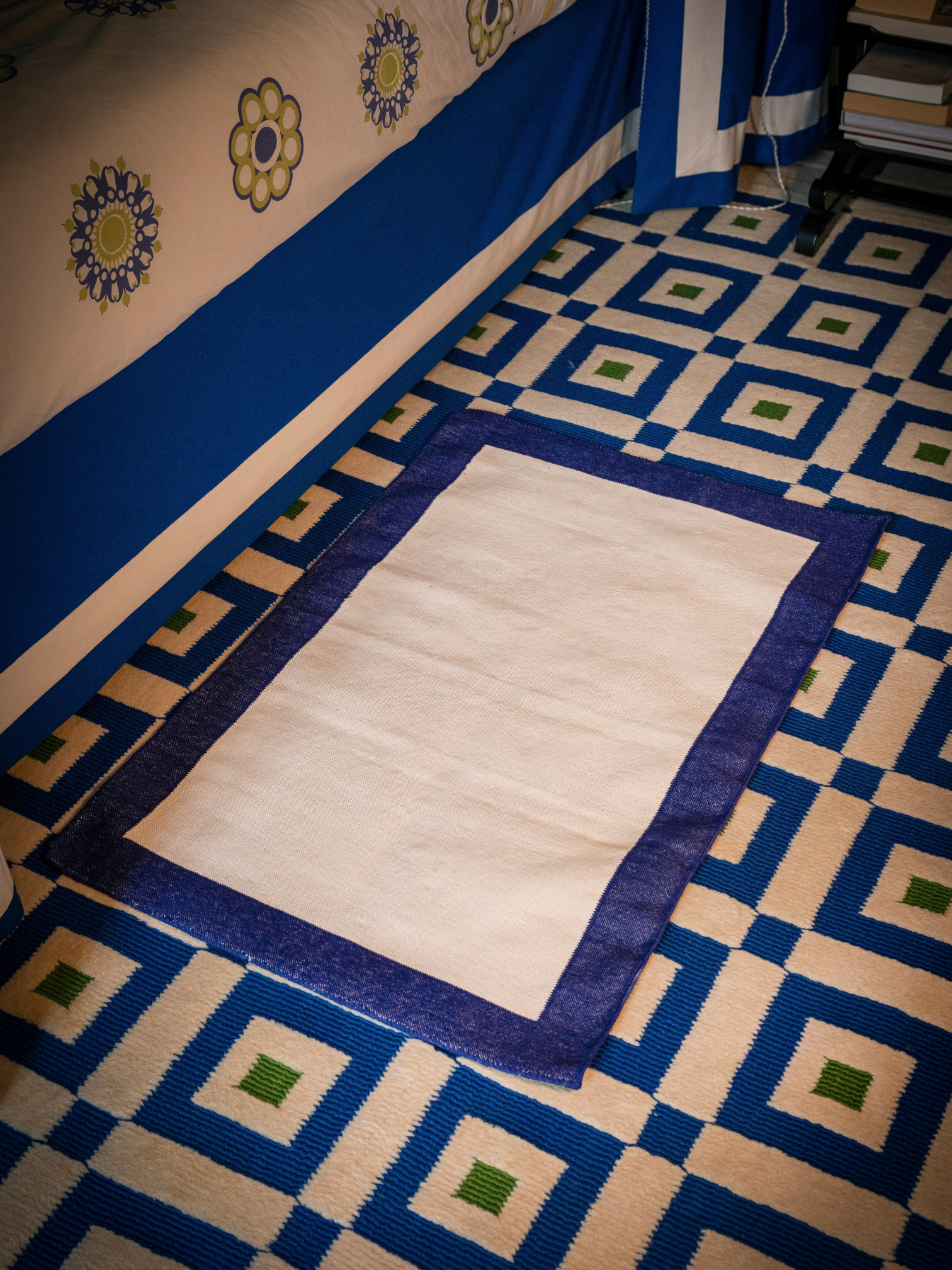 couleur-ecru-bord-bleu
