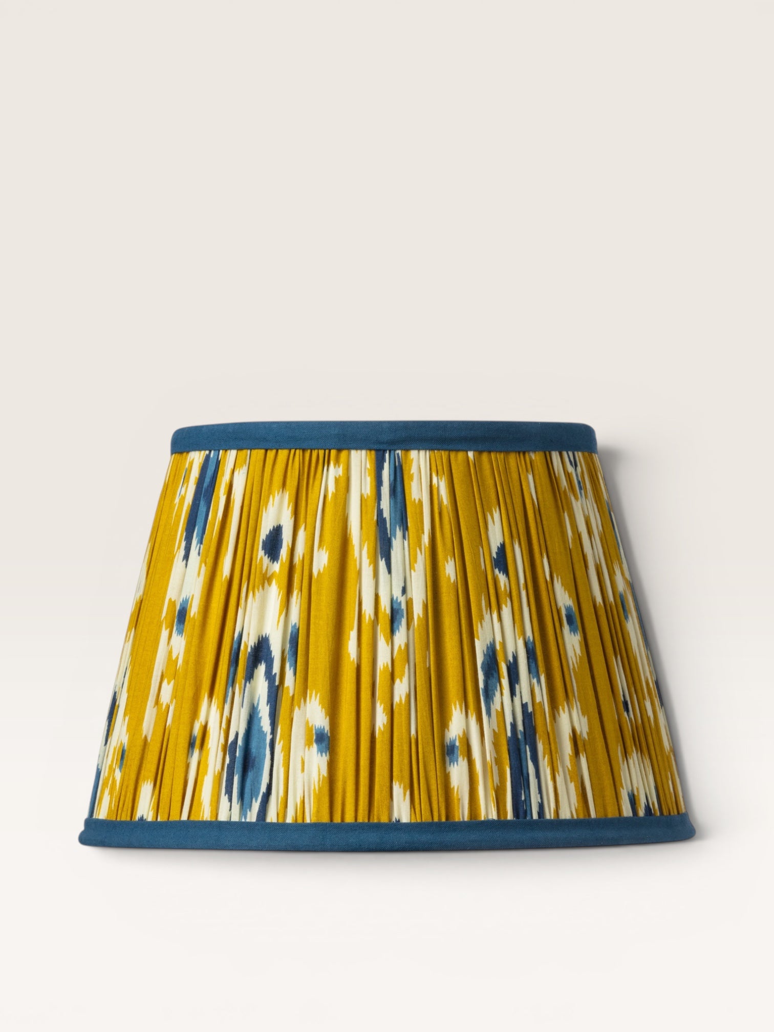 couleur-moutarde-et-bleu