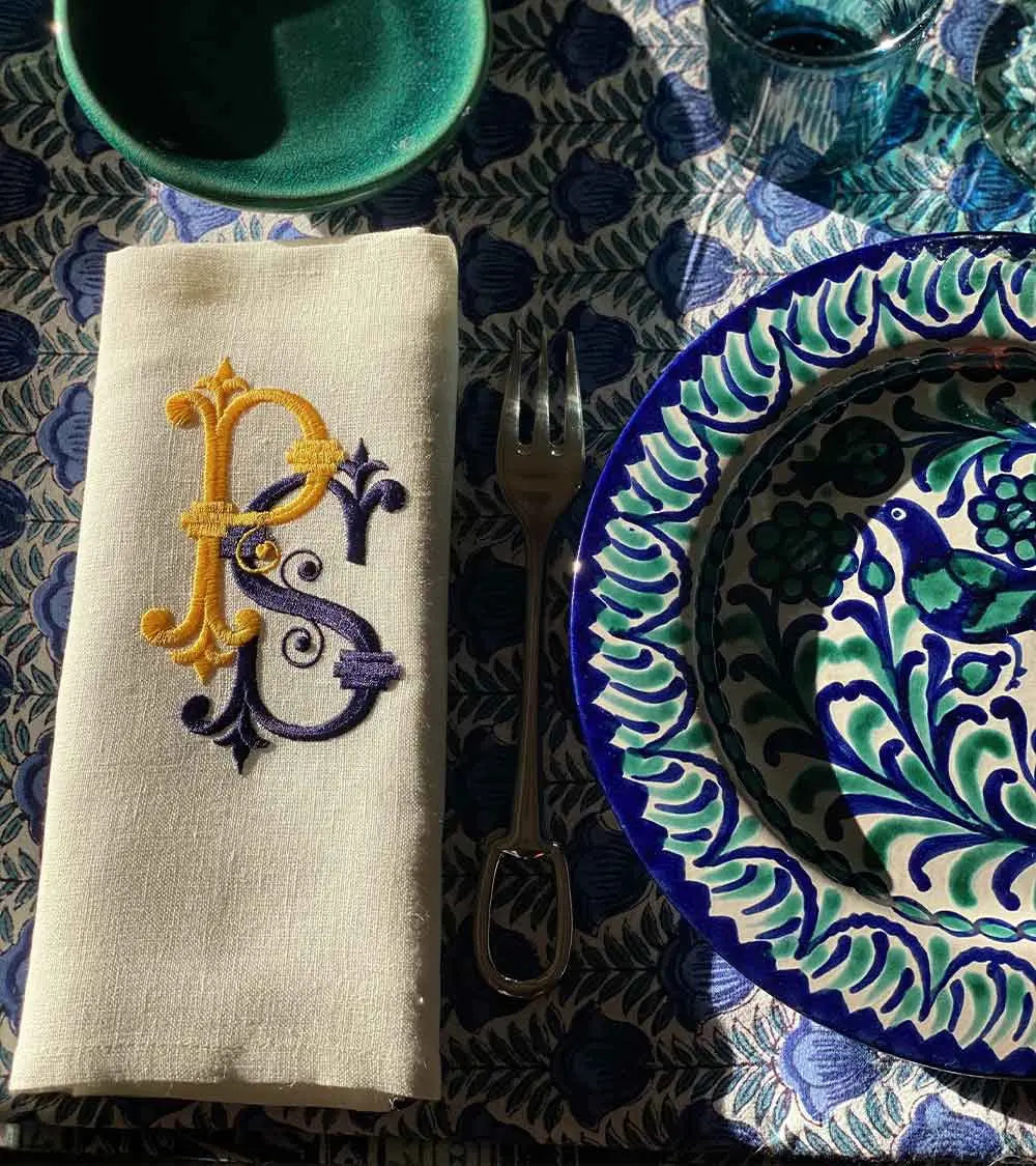 Serviette brodée en lin blanc