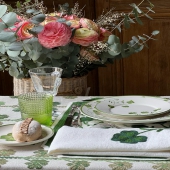 Happy Saint Patrick 🍀

#trefle #plate #assiette #vert #fete #irlande #decor #tissu #casalopez #paris #decorationinterieur #decor #inspo #home #interiordecor #interiordesign #discover #flower #summer #terremelee #setdetable #table #sunny #sun #outside